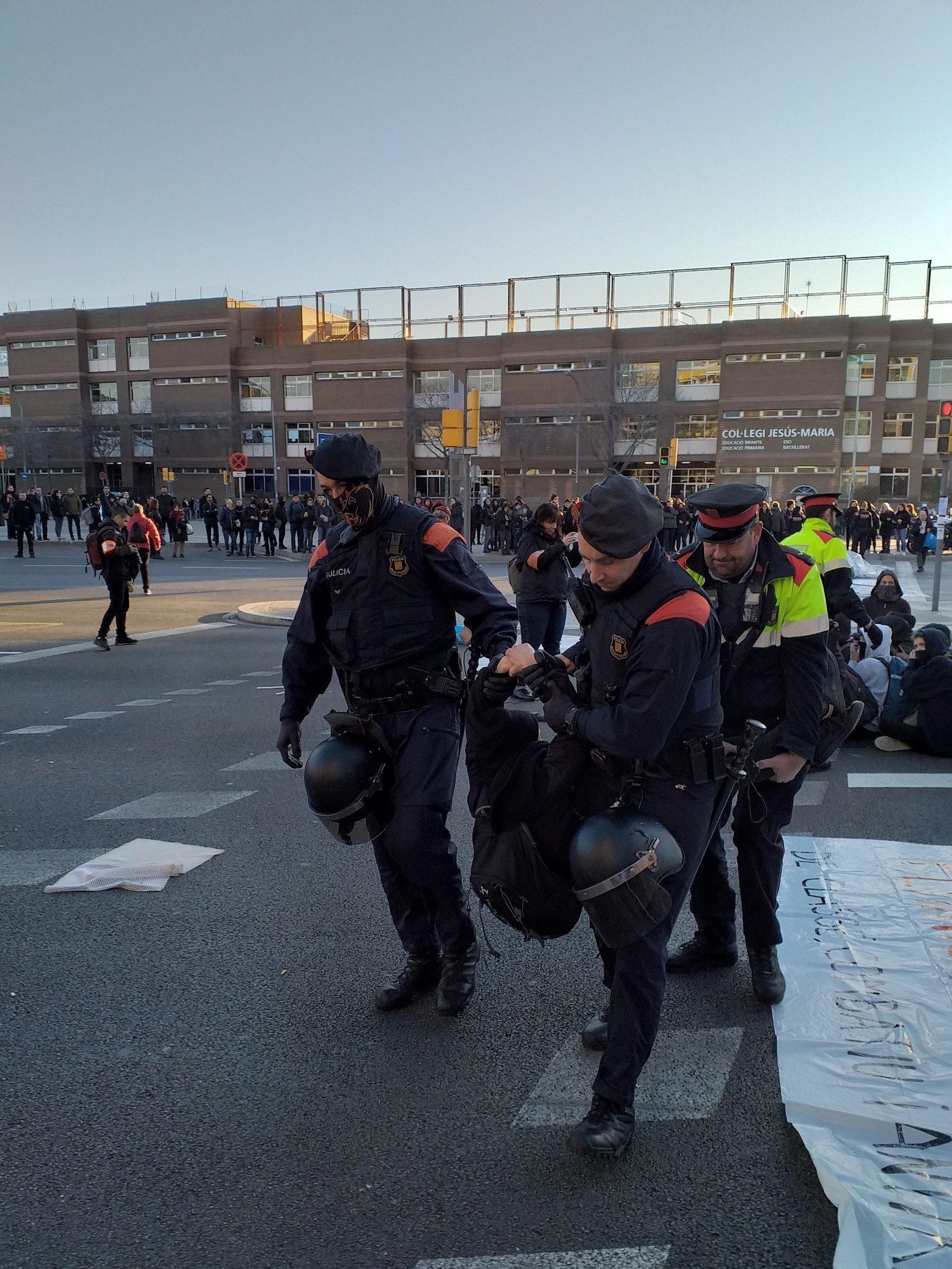 Els Mossos desallotgen els joves d'Arran de la Meridiana, 8-M. | Arran
