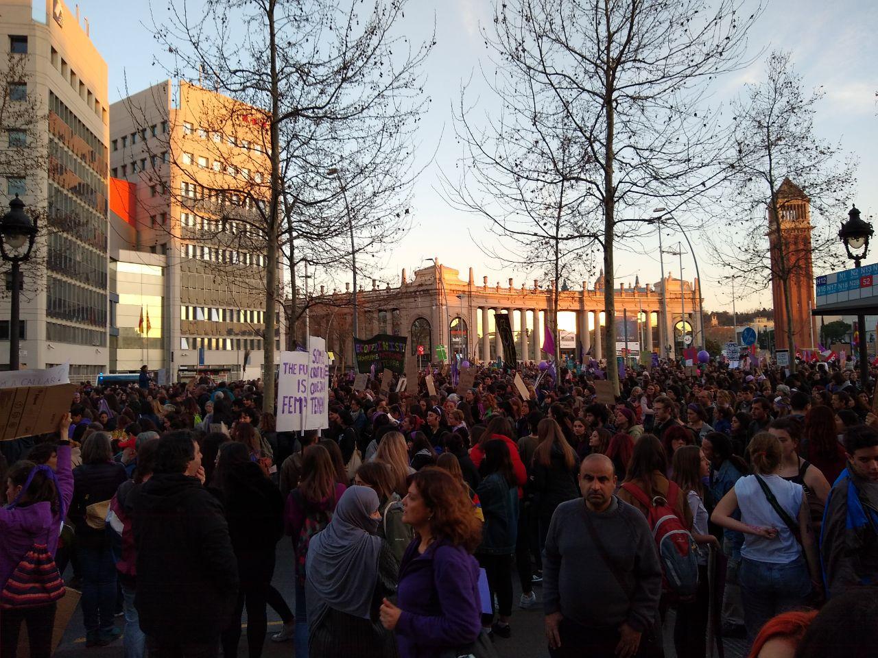 Gran afluència a la plaça Espanya per la manifestació feminista de Barcelona / Aleix Salvans