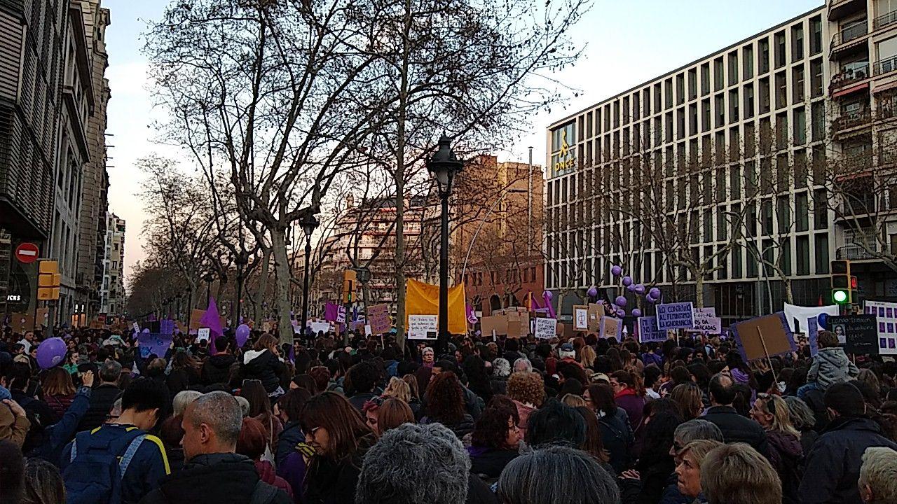 Gran afluència a l'inici de la manifestació feminista de Barcelona / Aleix Salvans