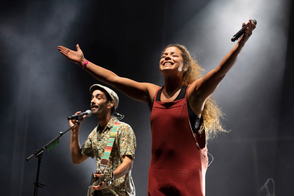 Un moment del concert de Marcel i Júlia a la platja del Bogatell / Jordi Play