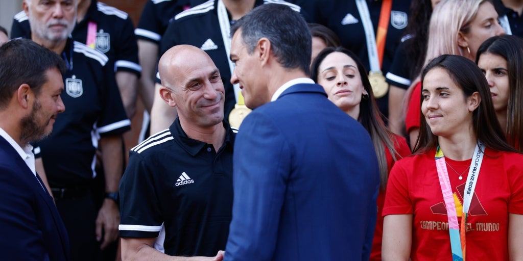 Luis Rubiales, durant la rebuda oficial amb Pedro Sánchez i Víctor Francos | Europa Press