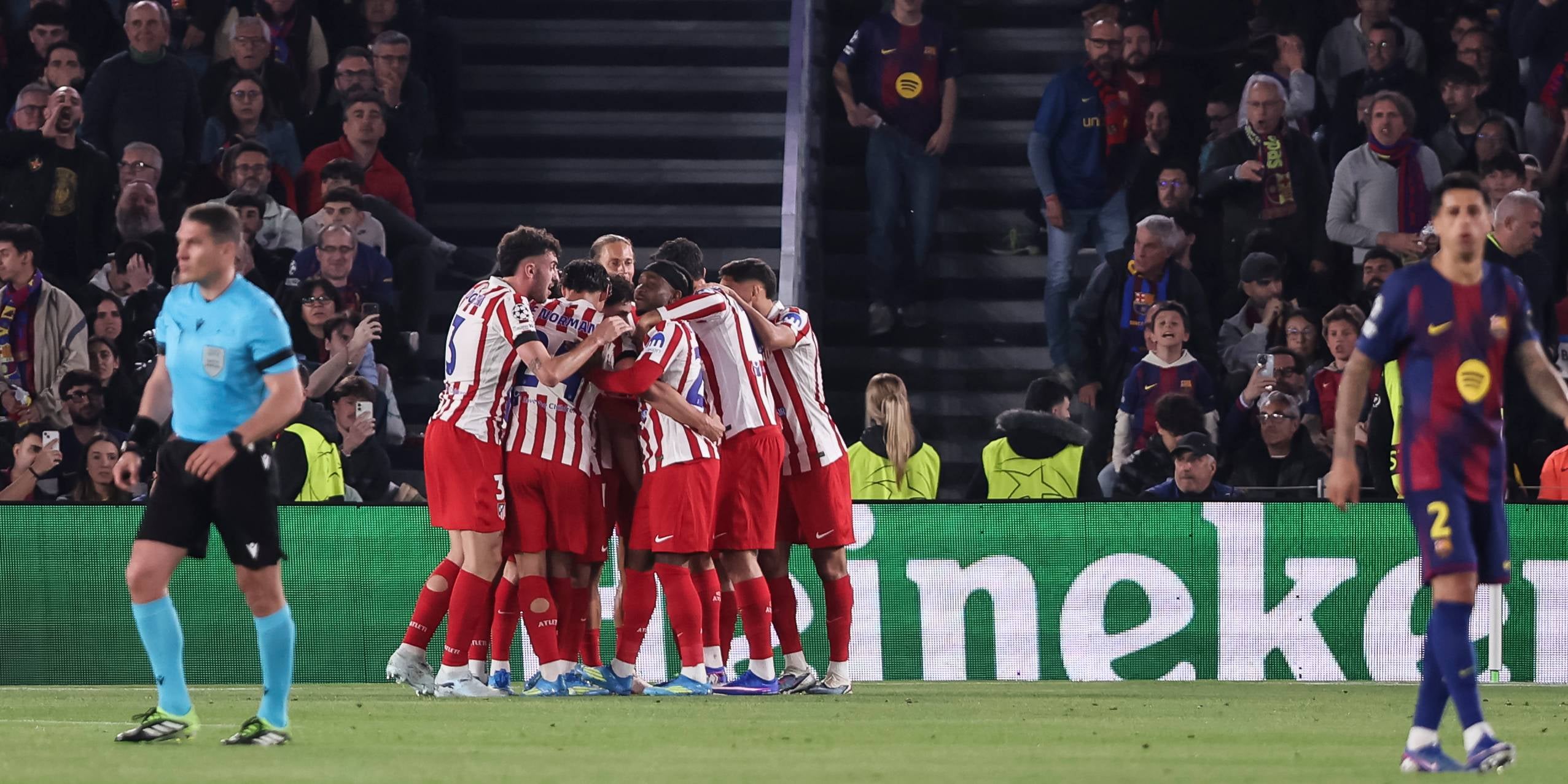 Els jugadors de l'Atl&egrave;tic, celebrant un dels gols contra el Bar&ccedil;a davant d'Istvan Kovacs | Europa Press