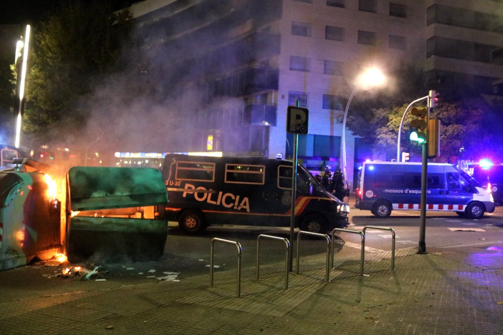 Furgonetes dels equips antiavalots dels Mossos d'Esquadra i del Cos Nacional de Policia durant les protestes per la sentència del Procés durant l'octubre de 2019/Roger Segura