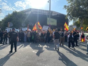 Manifestants de Vox a l’entrada del recinte de la Ciutadella i del Parlament, el dia que ha tornat Puigdemont de l'exili / Q.S.