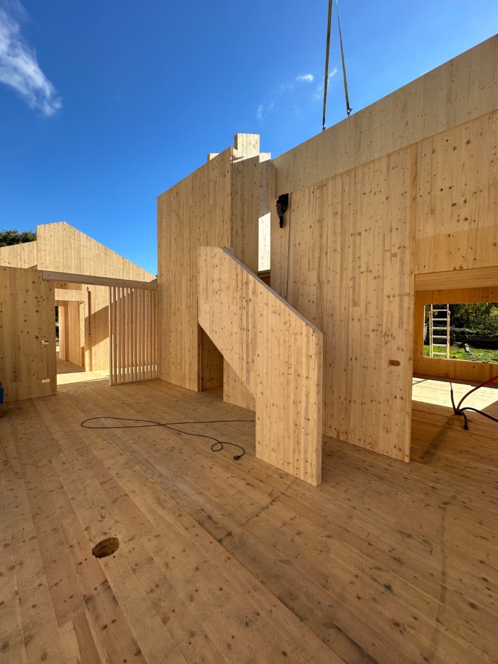 Estructura de una casa de madera laminada cruzada (CLT)/ Foto: Fustes Sebastia SL