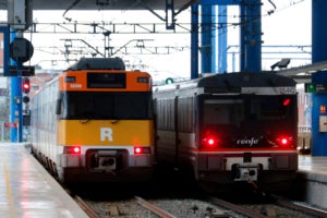 Un tren de la RL3 i un altre de la R13 es creuen a l'estaci&oacute; de Lleida-Pirineus. | Roger Segura (ACN)