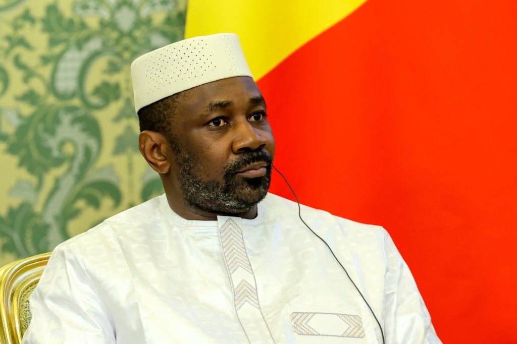 El presidente interino de Mali, Assimi Goita, se ocupa de una reuni&oacute;n con el presidente ruso, Vladimir Putin, en el Kremlin de Mosc&uacute;. Europa Press / Contacto / Alexander Kazakov 