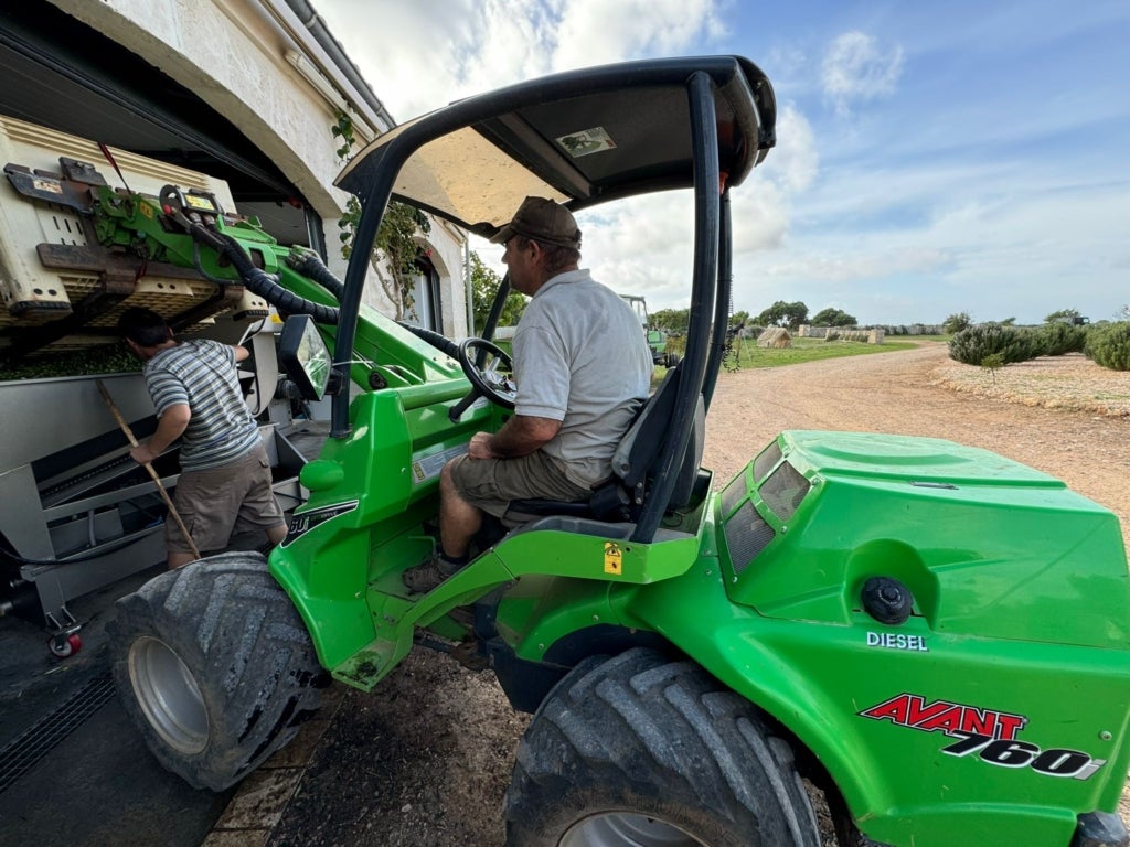 Imatge d'un pagès dins d'un tractor 