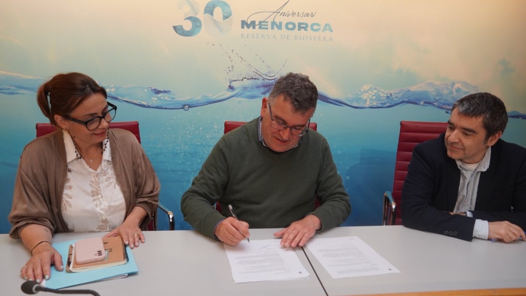 Imatge de la signatura del nou acord menorquí per protegir els seus embotits més emblemàtics / Cedida