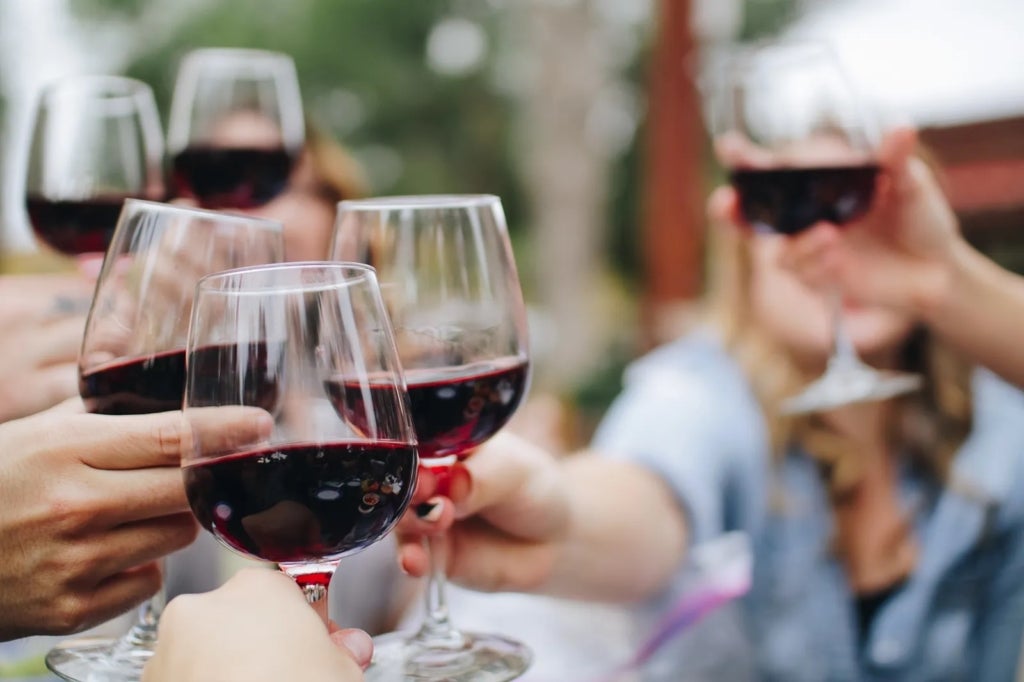 Copas de vino tinto, brindis