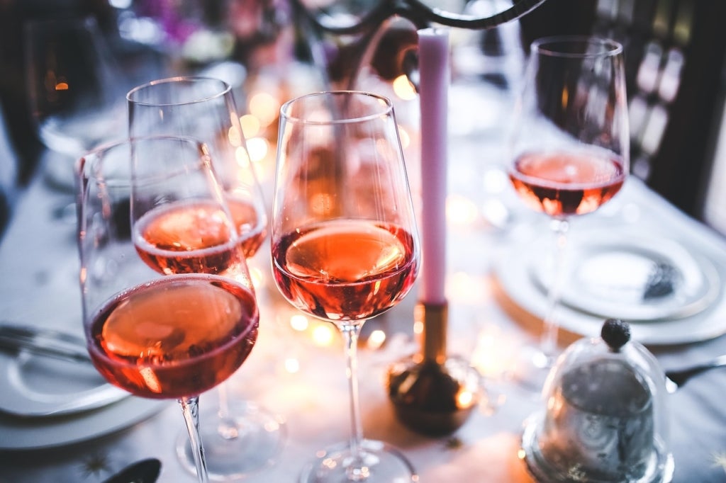 Imagen de unas copas de vino espumoso en una mesa / Pixabay