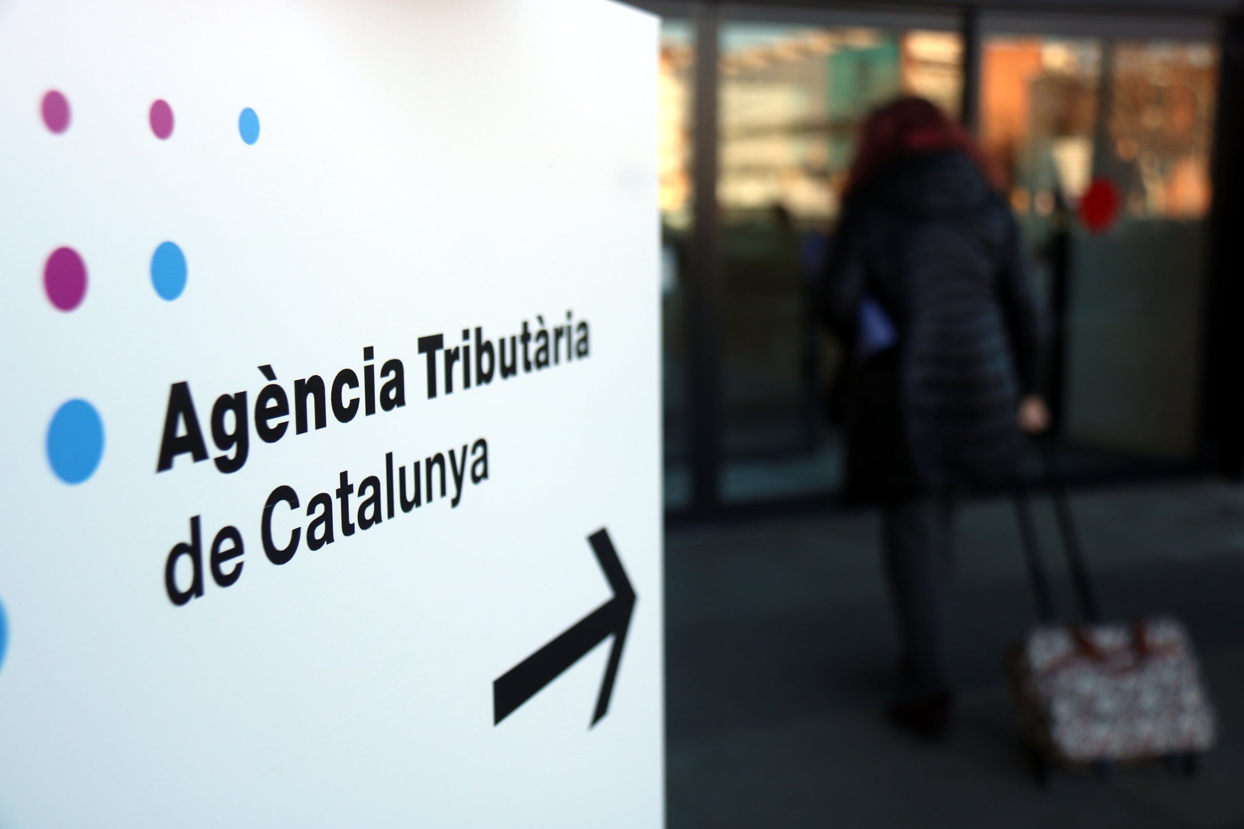Primer pla d'un cartell de l'Ag&egrave;ncia Tribut&agrave;ria de Catalunya / ACN