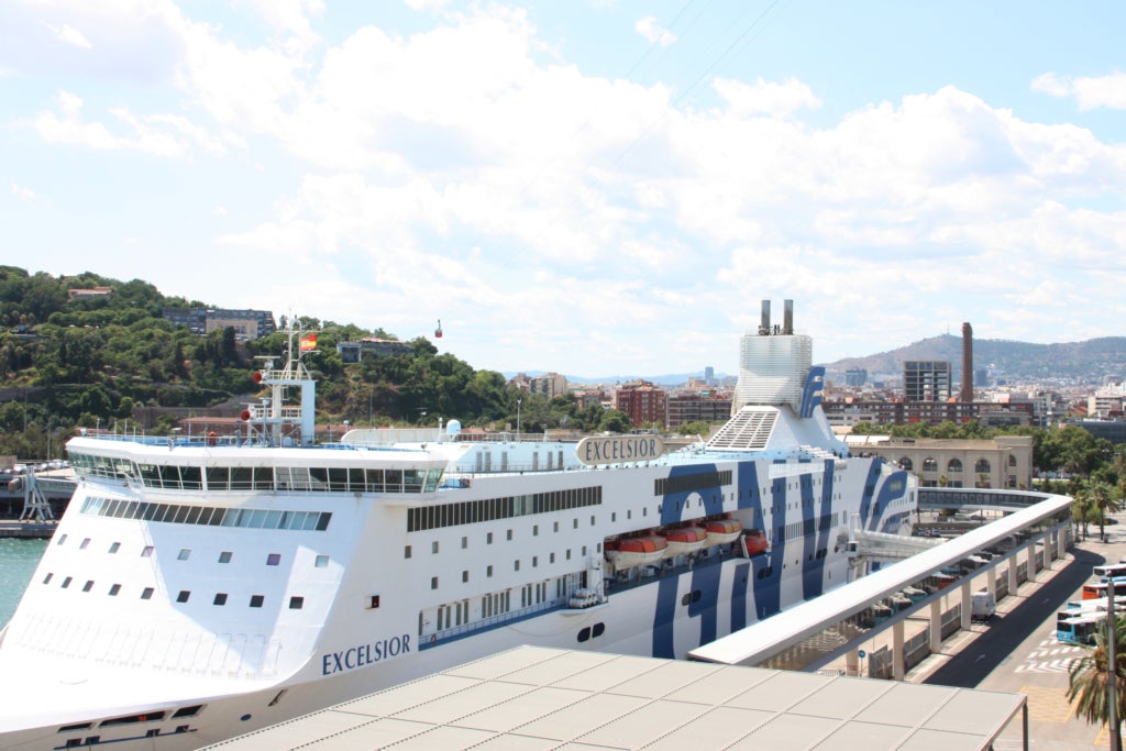 Un creuer al moll de Barcelona vist des de l'hotel Grand Marina
Autor: ACN
