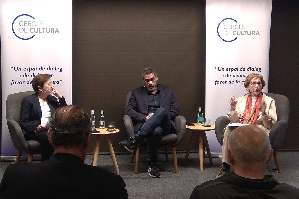 Carmen Cabezas i Guillem Efak a la taula sobre cultura i salut, amb la moderadora Maria Teresa P&eacute;rez, de la Fundaci&oacute; Vidal i Barraquer