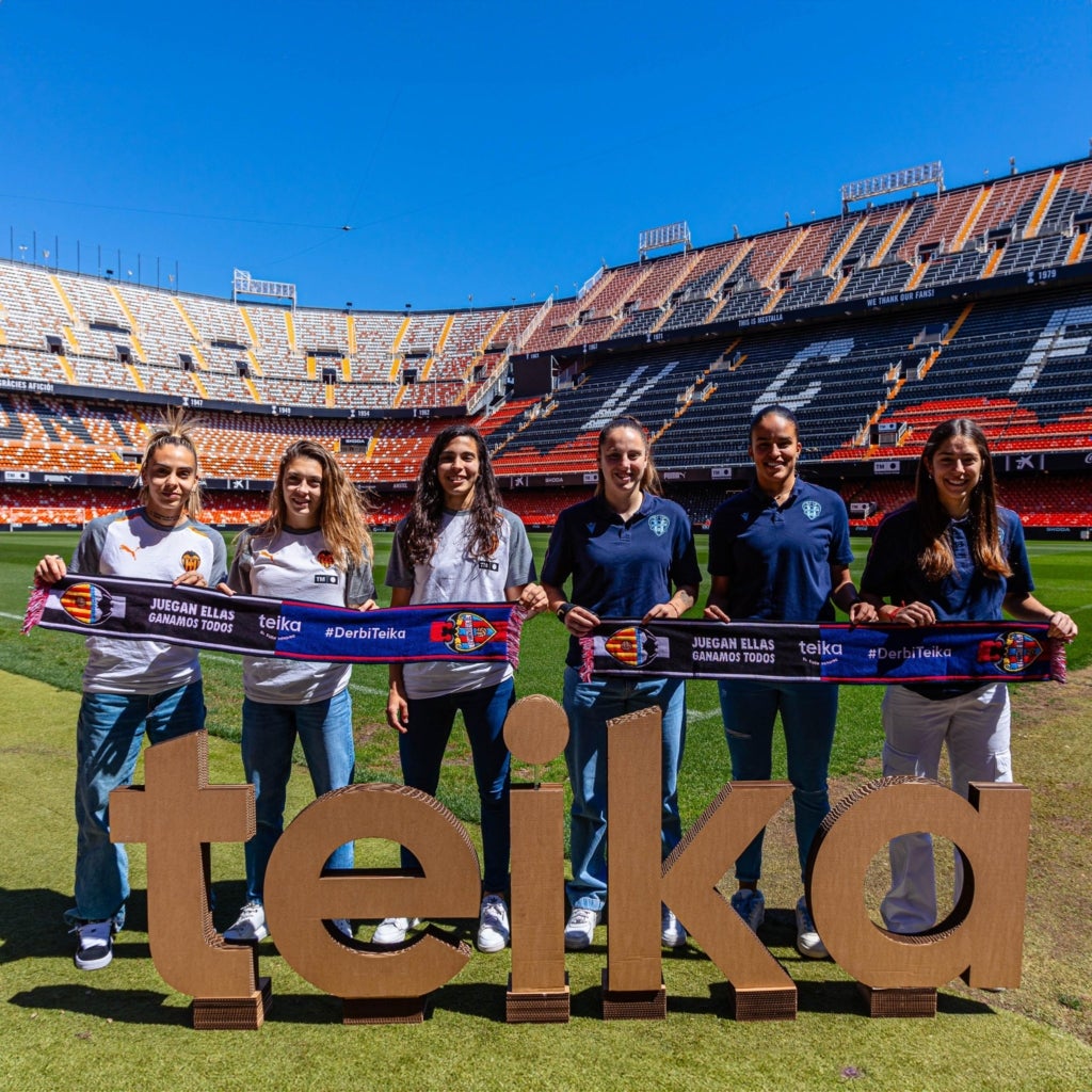 Jugadores del València i el Llevant posen en la prèvia del partit, al qual posa nom un patrocinador | TEIKA
