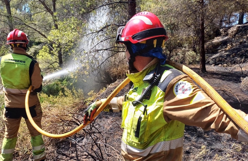 Bombers treballant en l'extinció de l'incendi forestal declarat a Benicàssim | Bombers de la Diputació de Castelló