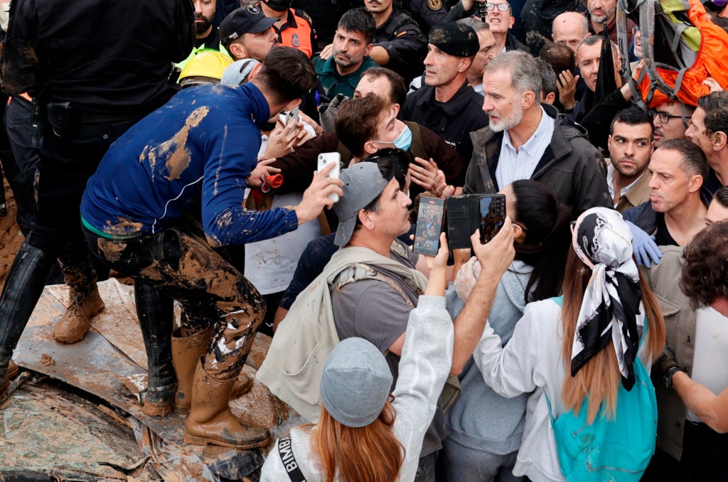 Un dels moments de la visita que ha acabat amb veïns de Paiporta llançant fang contra la comitiva encapçalada pel rei espanyol Felip VI / ACN (EFE)
