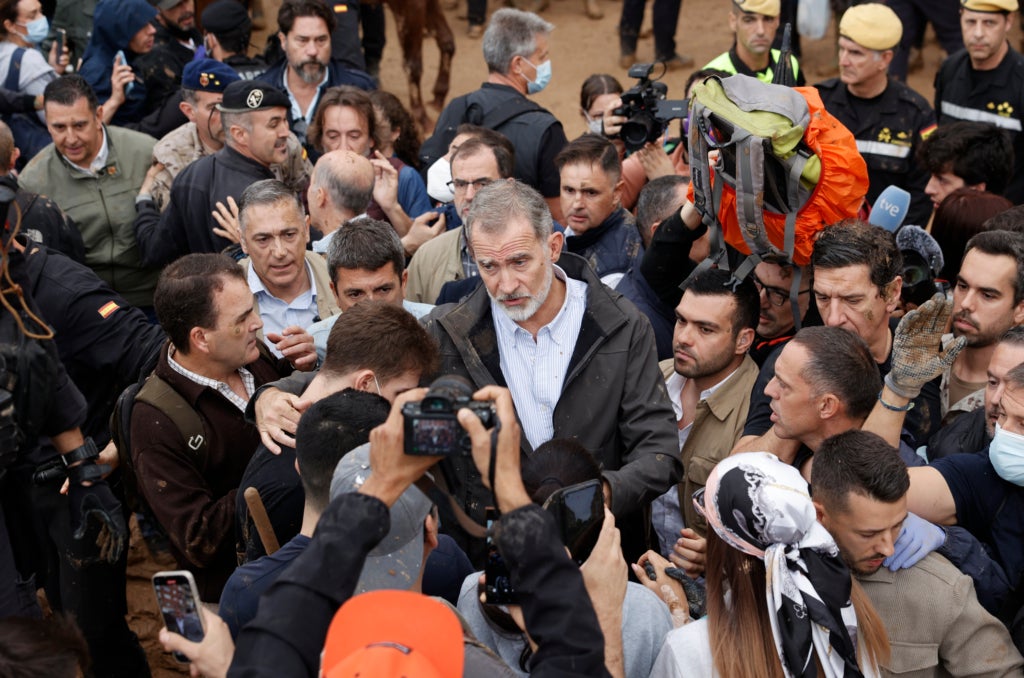 El moment en el qual veïns de Paiporta han llançat fang contra la comitiva encapçalada pel rei espanyol Felip VI / ACN (EFE)