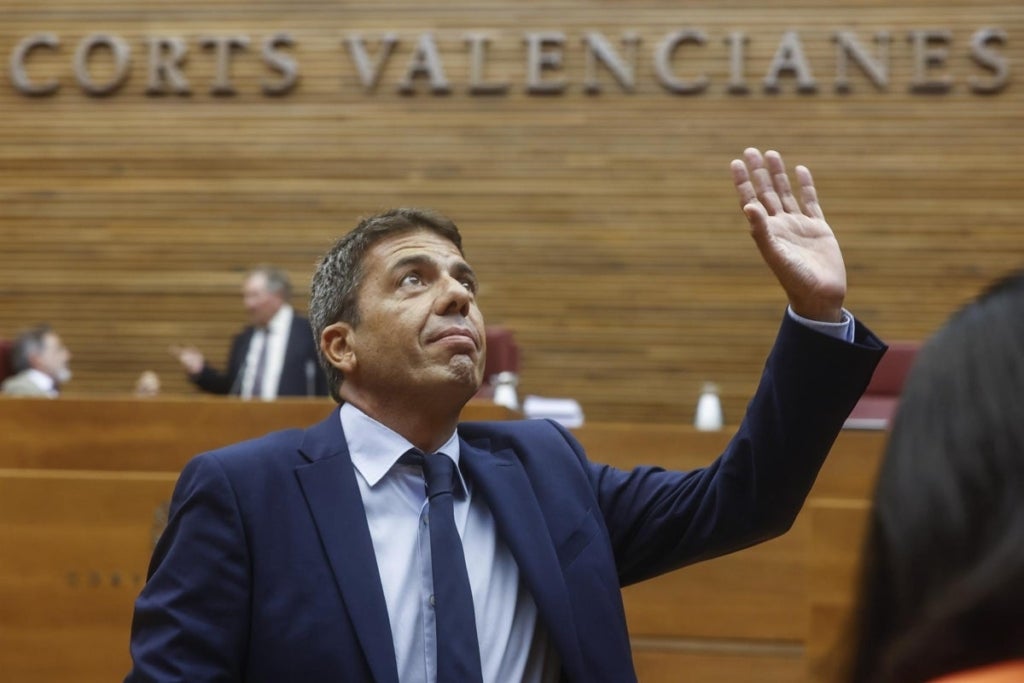 Carlos Mazón s'acomidada de l'hemicile de les Corts Valencianes.