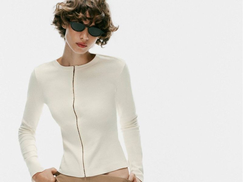 El top blanco de Zara por 17,95 euros: la prenda comodín que triunfa en Sevilla este entretiempo