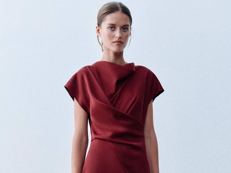 El vestido de Zara que estiliza por menos de 30 euros: burdeos, midi y con pliegues en la cintura