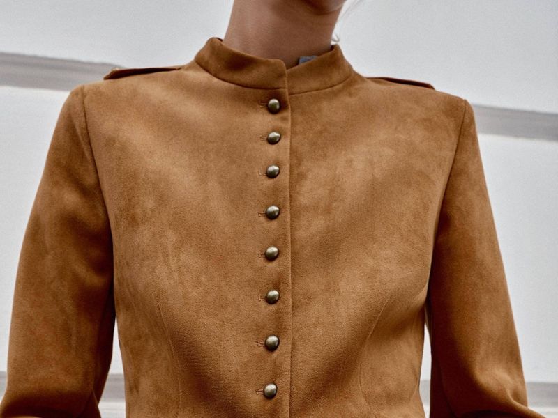 La caçadora de Zara que triomfa entre dones de més de 50: elegància de camussa per menys de 23 euros