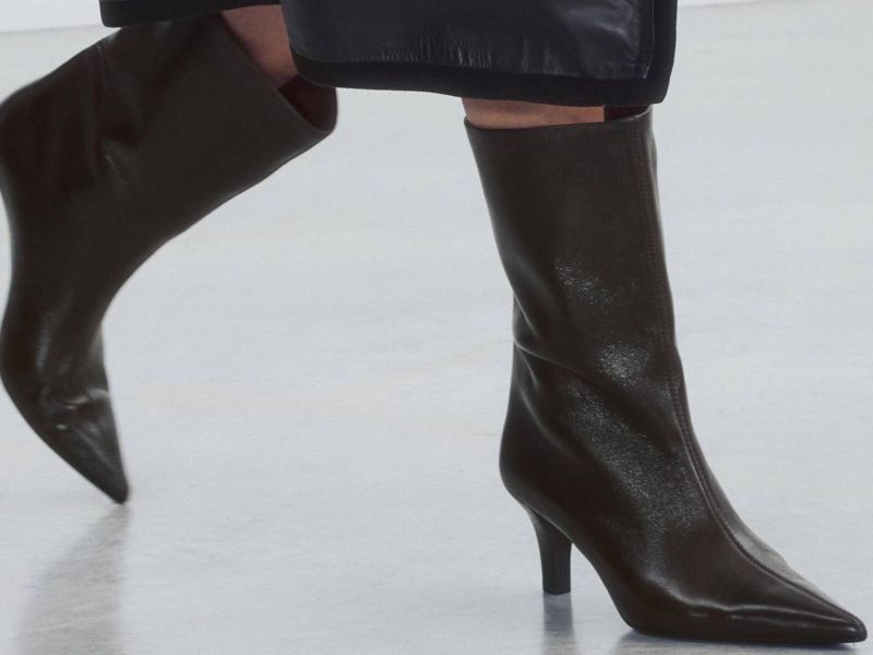 El bot&iacute;n de piel de Zara con tac&oacute;n c&oacute;modo que triunfa entre mujeres de 50 a&ntilde;os para el oto&ntilde;o