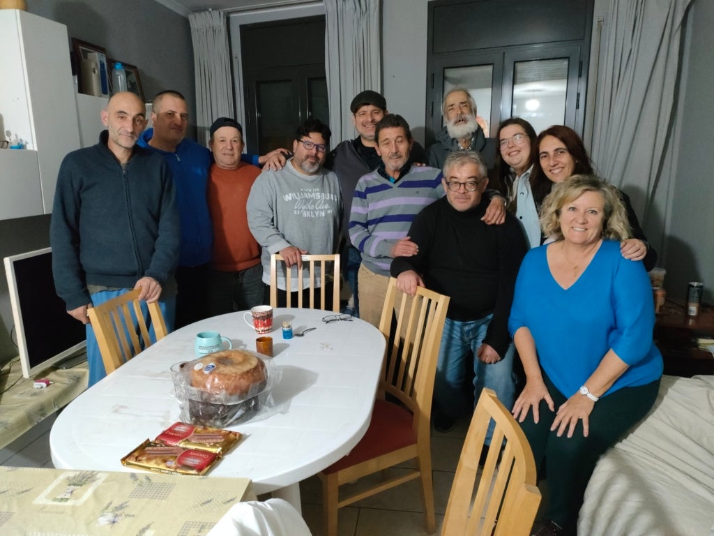 Persones vinculades a Ning&uacute; Sense Sostre reunides al menjador d&rsquo;un dels habitatges de l&rsquo;entitat.