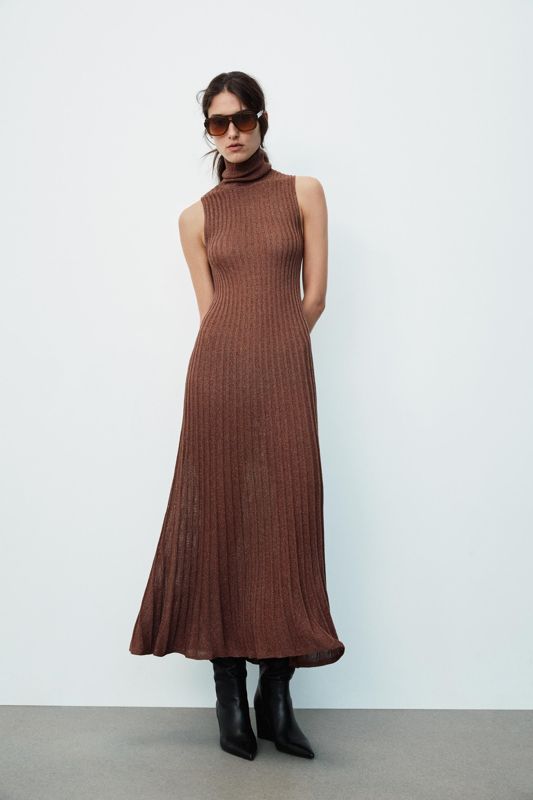 Descubre el vestido midi de Zara Espa&ntilde;a: su sutil metalizado y gran confort lo hacen ideal para usar a diario este oto&ntilde;o
