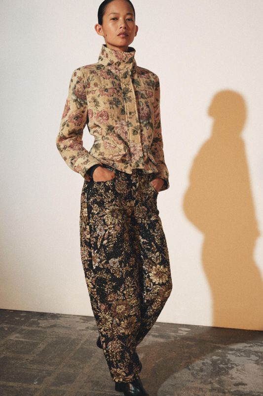 La jaqueta de flors viral de Zara que eleva qualsevol look: per qu&egrave; les expertes ja l'exhaureixen