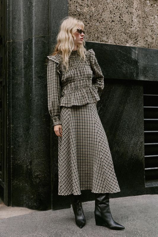 Las 4 faldas midi de Zara y Mango que combinan elegancia y comodidad para la oficina